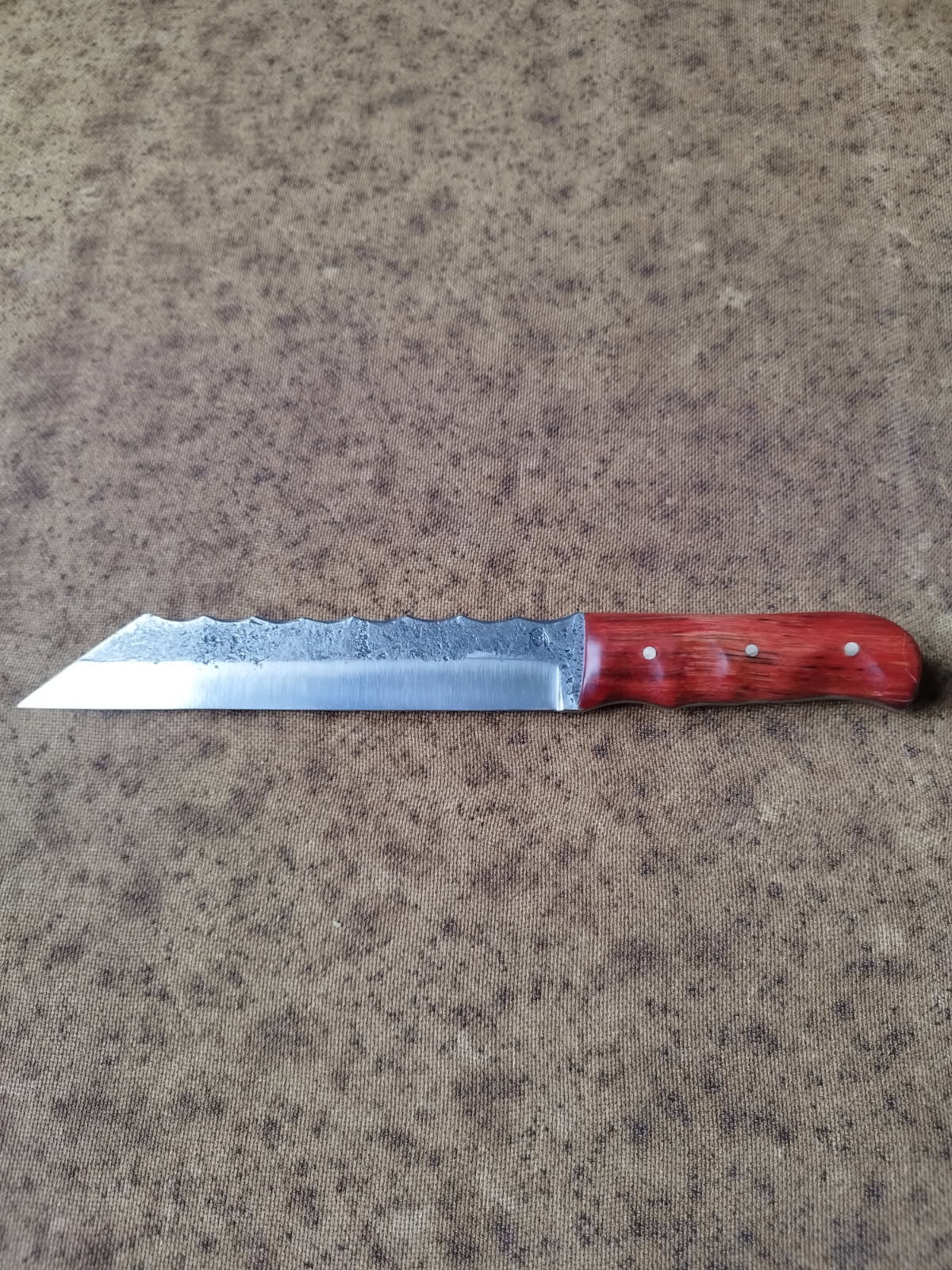 Scramasaxe Vaguelettes : manche en érable échauffé rouge stabilisation maison