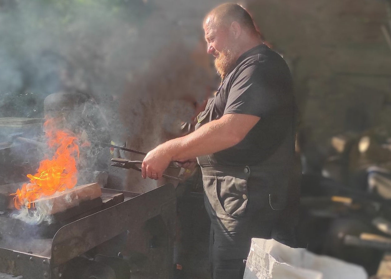 Je suis entrain de chauffer mon acier dans le feu.