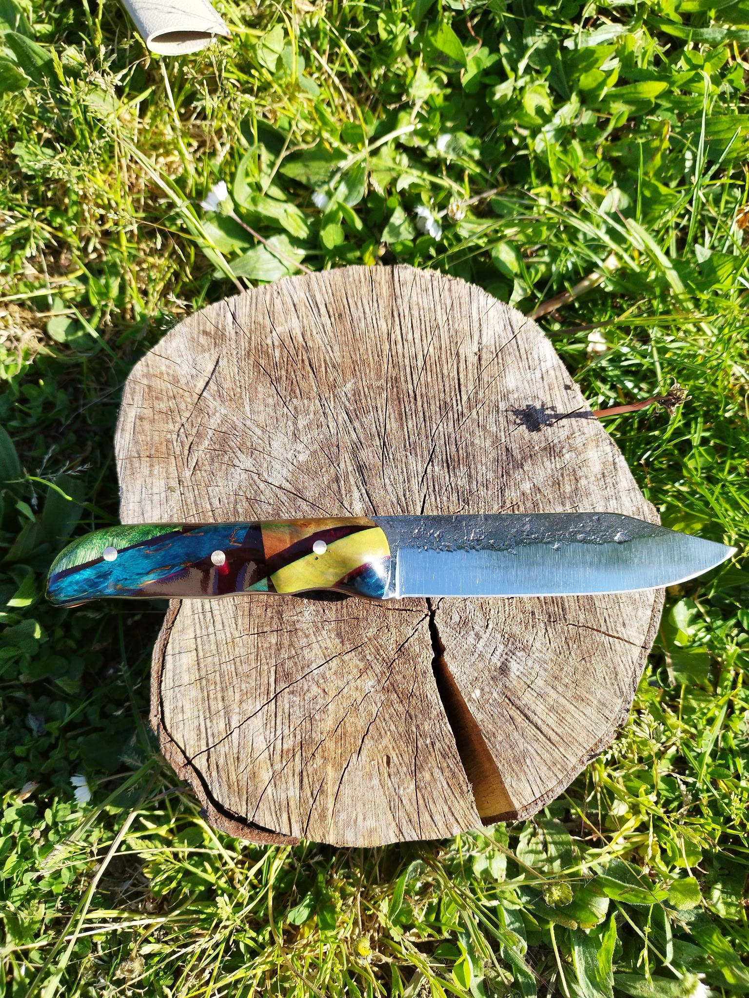 Trappeur Forme Bowie : Manche Résine Rouge et Chutes de Bois Fabrication Maison