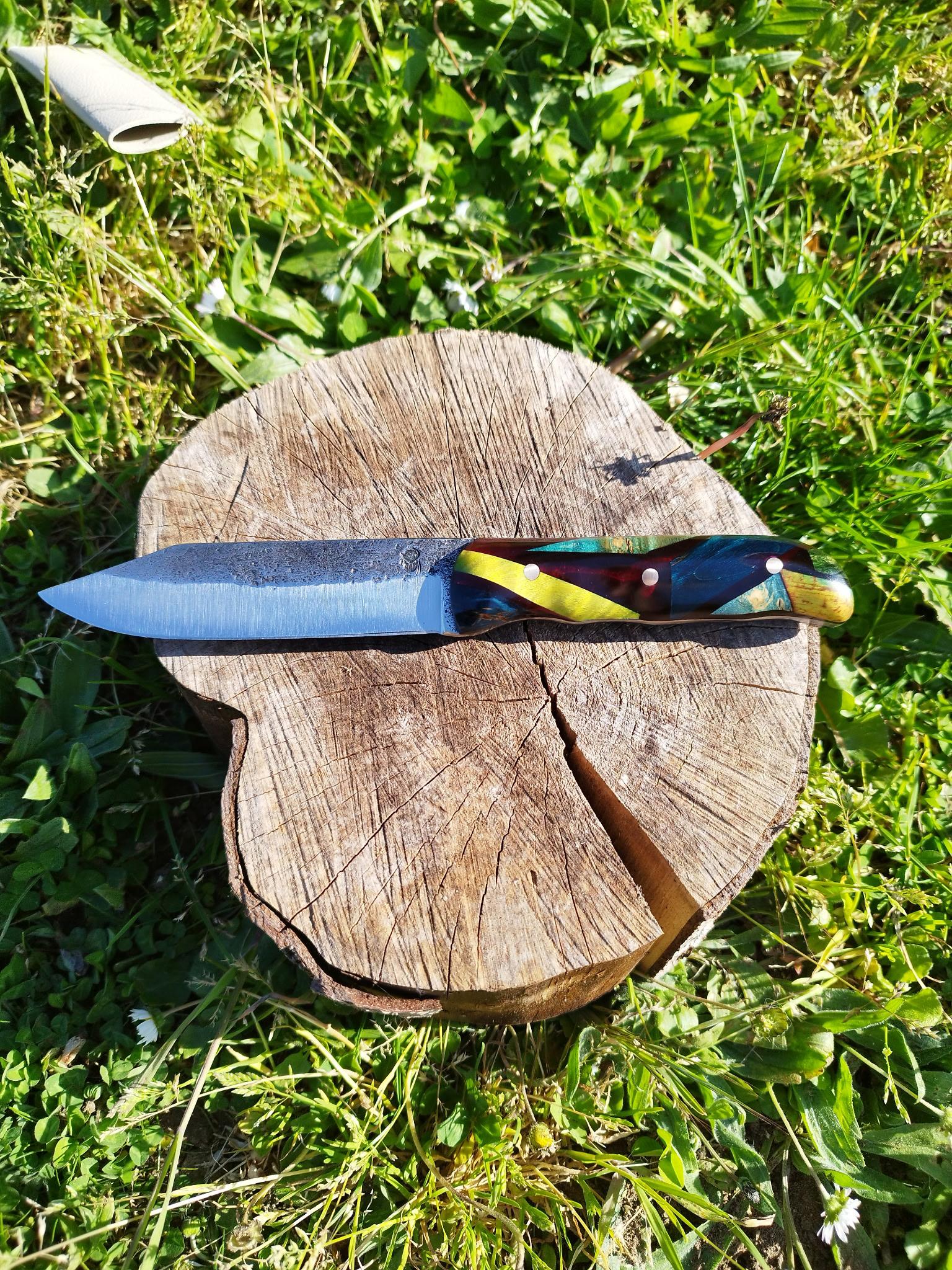 Trappeur Forme Bowie : Manche Résine Rouge et Chutes de Bois Fabrication Maison