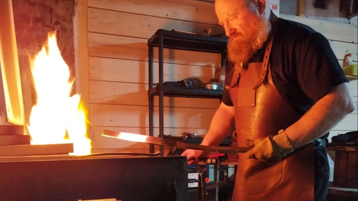 Je vais mettre l'acier dans le feu de ma forge à charbon