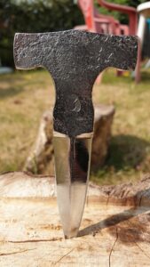 scramasaxe,, couteau, coutelas, pangermanique, viking, saxonne, wisigothique, semi-long, long tranchant, tranchant, affûtage, manche en chêne 100 ans, bois, chêne, sipo, laiton, garde, laforegaseb calvados, la forge à seb, forgeron, forge, coutellerie, coutelier, charbon, feu, calvados, normandie, mjöllnir, thor, marteau, dague