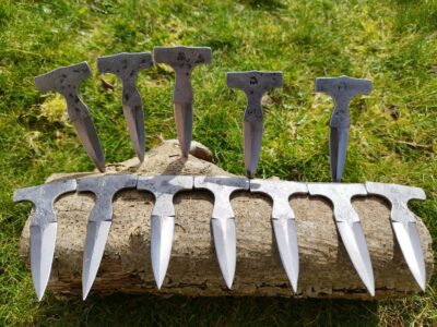 scramasaxe,, couteau, coutelas, pangermanique, viking, saxonne, wisigothique, semi-long, long tranchant, tranchant, affûtage, manche en chêne 100 ans, bois, chêne, sipo, laiton, garde, laforegaseb calvados, la forge à seb, forgeron, forge, coutellerie, coutelier, charbon, feu, calvados, normandie, mjöllnir, thor, marteau, dague