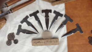 scramasaxe,, couteau, coutelas, pangermanique, viking, saxonne, wisigothique, semi-long, long tranchant, tranchant, affûtage, manche en chêne 100 ans, bois, chêne, sipo, laiton, garde, laforegaseb calvados, la forge à seb, forgeron, forge, coutellerie, coutelier, charbon, feu, calvados, normandie, mjöllnir, thor, marteau, dague